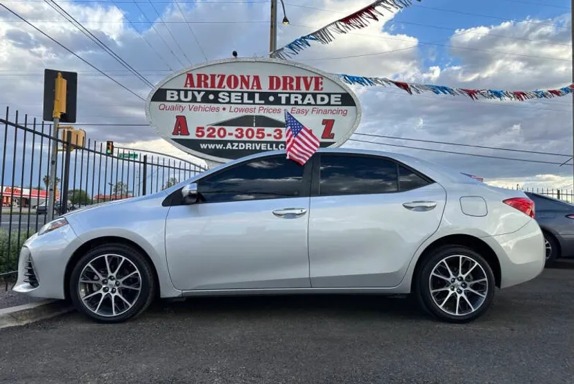 2017 Toyota Corolla SE photo 1