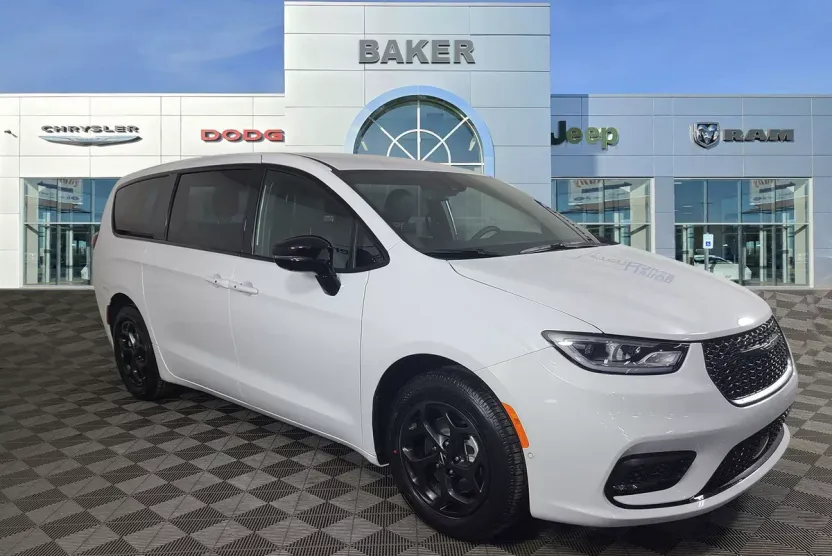 2024 Chrysler Pacifica Hybrid photo 1