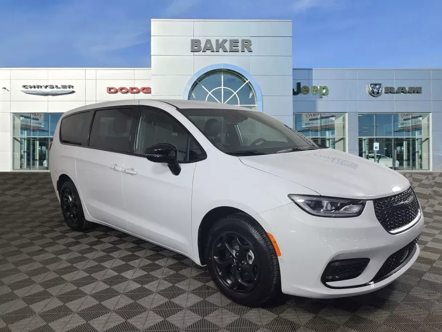 2024 Chrysler Pacifica Hybrid photo 1