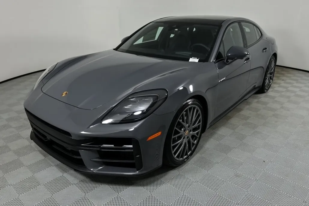 2026 Porsche Panamera E-Hybrid 4 photo 1