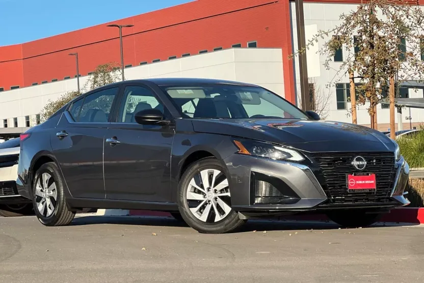2025 Nissan Altima photo 1