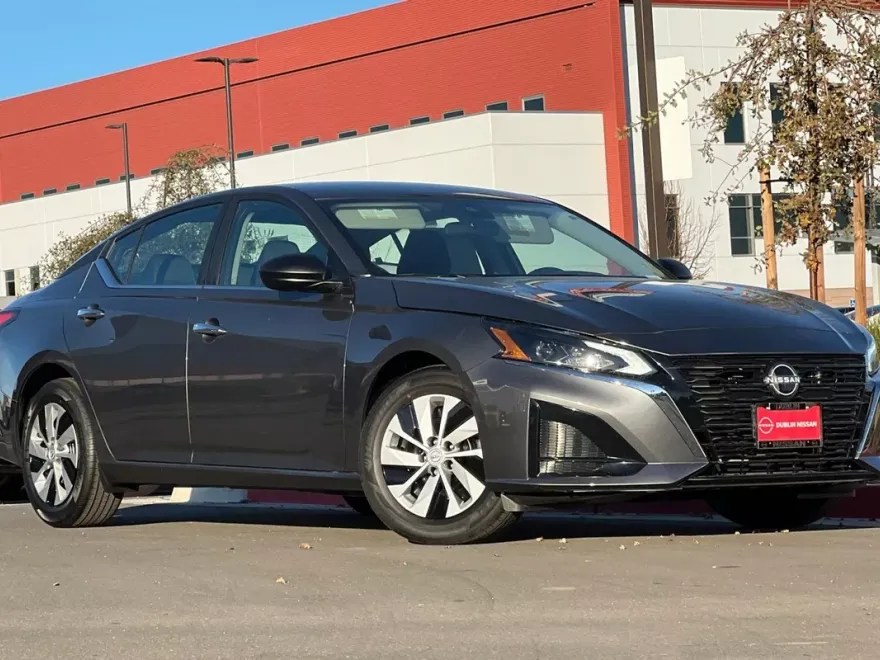 2025 Nissan Altima photo 1