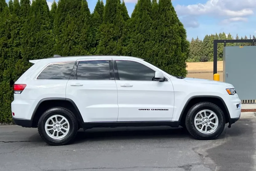 2020 Jeep Grand Cherokee Laredo photo 1