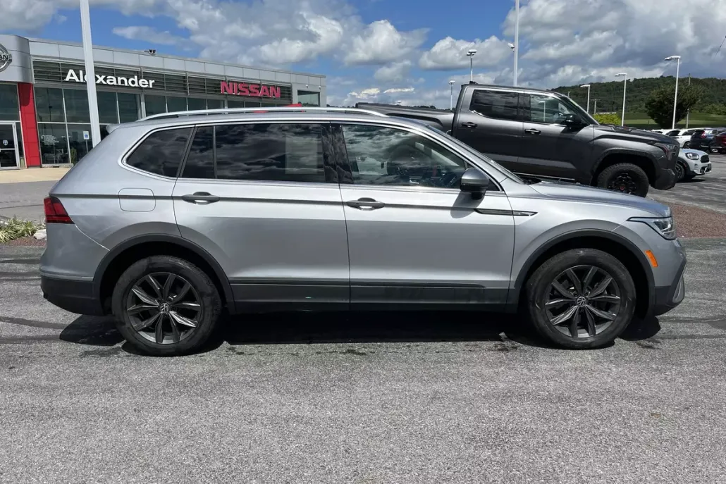 2022 Volkswagen Tiguan SE photo 1