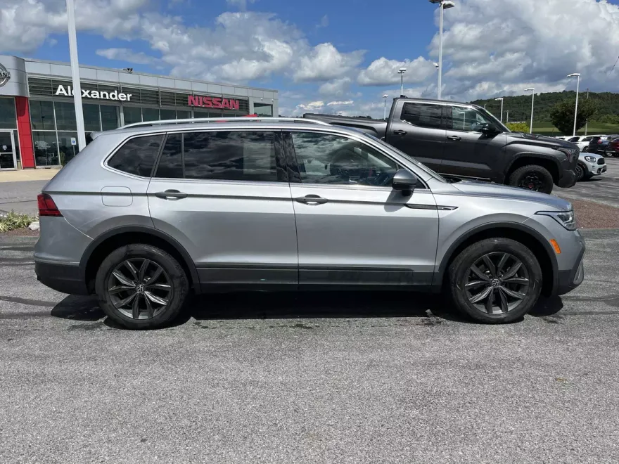 2022 Volkswagen Tiguan SE photo 1