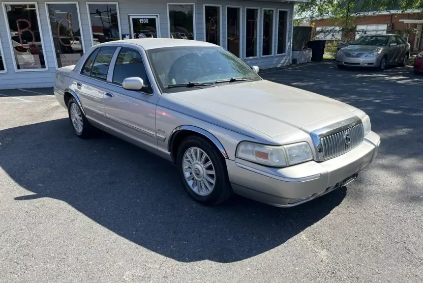 2009 Mercury Grand Marquis LS photo 1