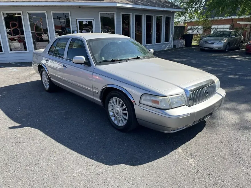 2009 Mercury Grand Marquis LS photo 1