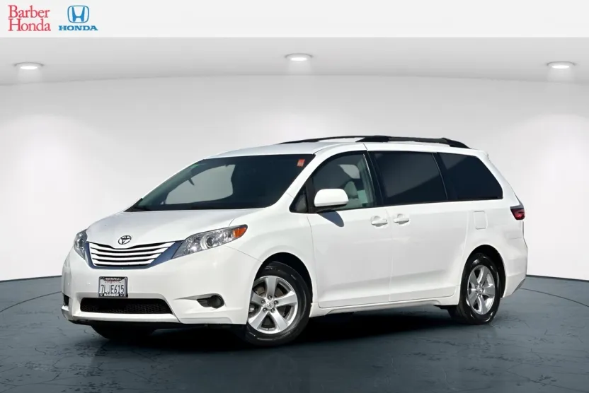 2015 Toyota Sienna LE photo 1