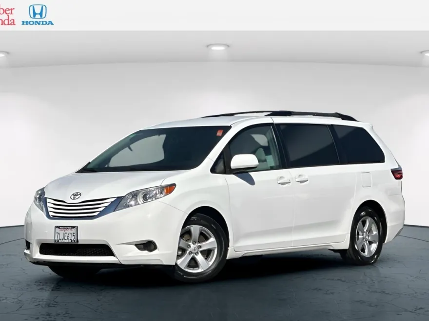 2015 Toyota Sienna LE photo 1
