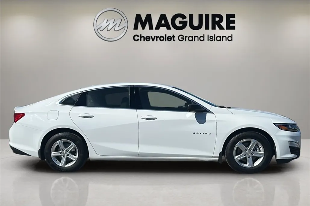 2022 Chevrolet Malibu LS photo 1