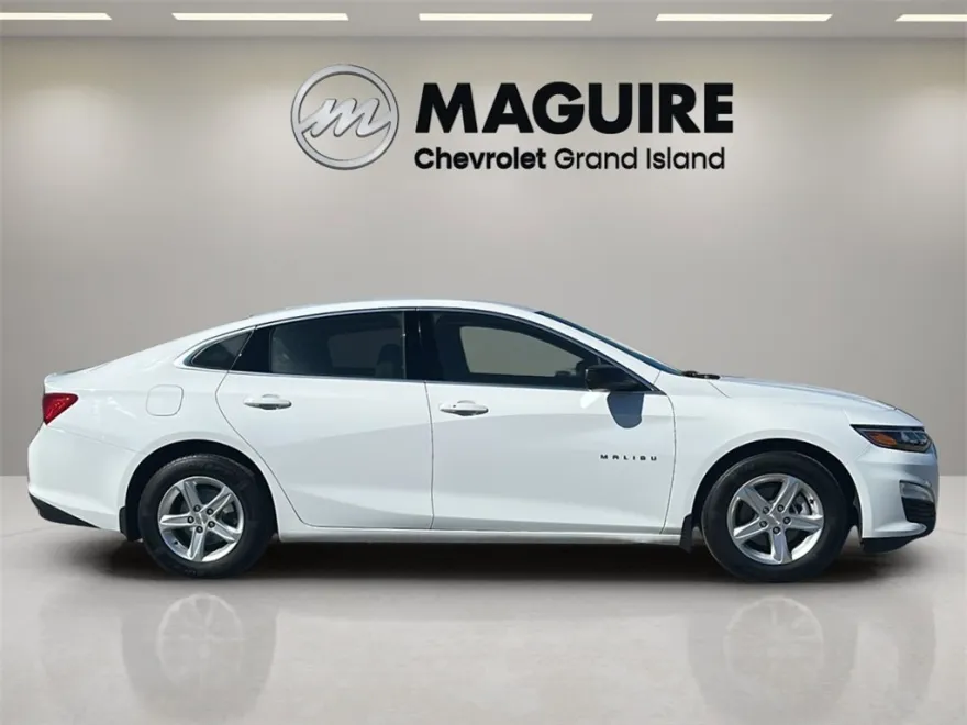 2022 Chevrolet Malibu LS photo 1