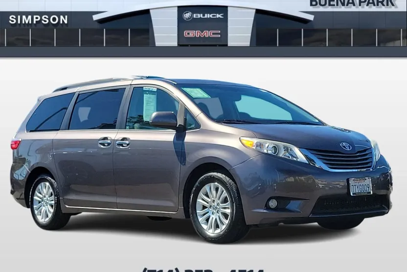 2016 Toyota Sienna XLE photo 1