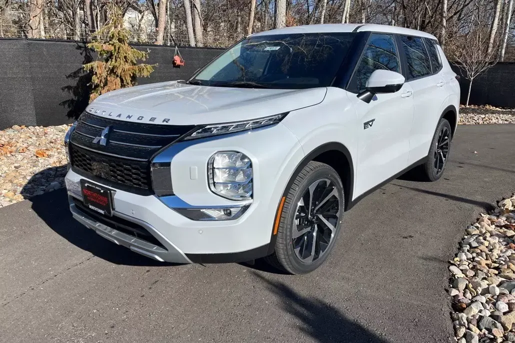 2025 Mitsubishi Outlander PHEV SE photo 1