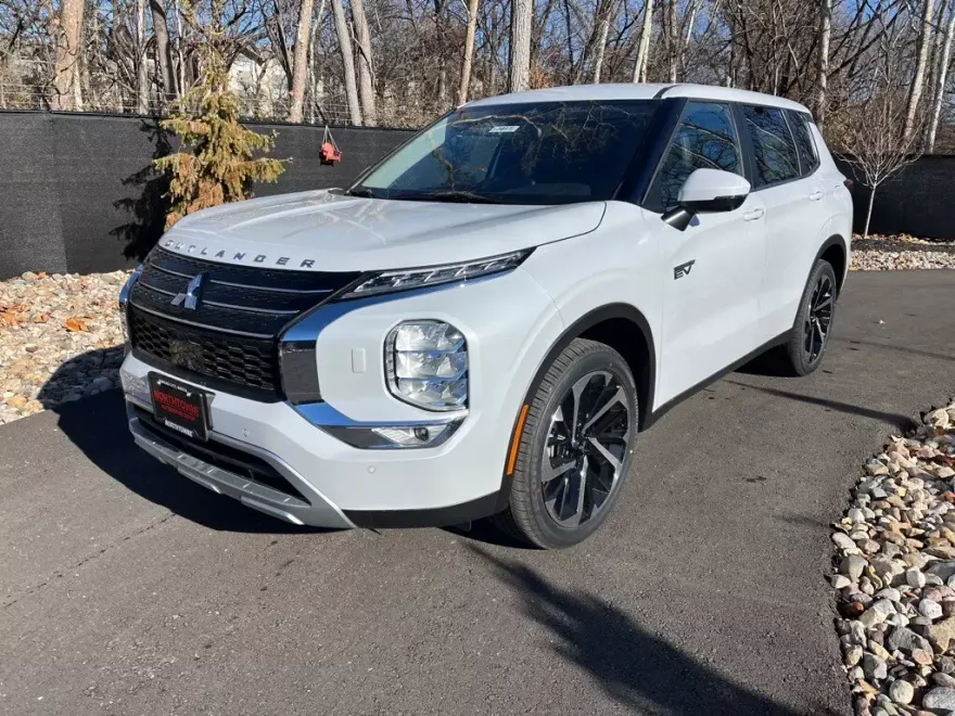 2025 Mitsubishi Outlander PHEV SE photo 1
