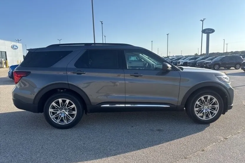 2025 Ford Explorer photo 1