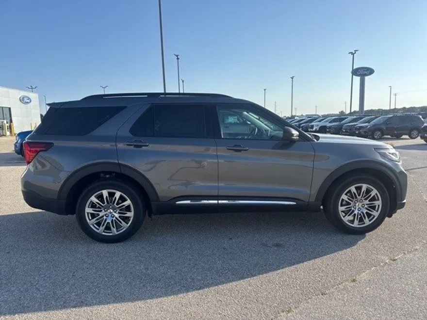 2025 Ford Explorer photo 1