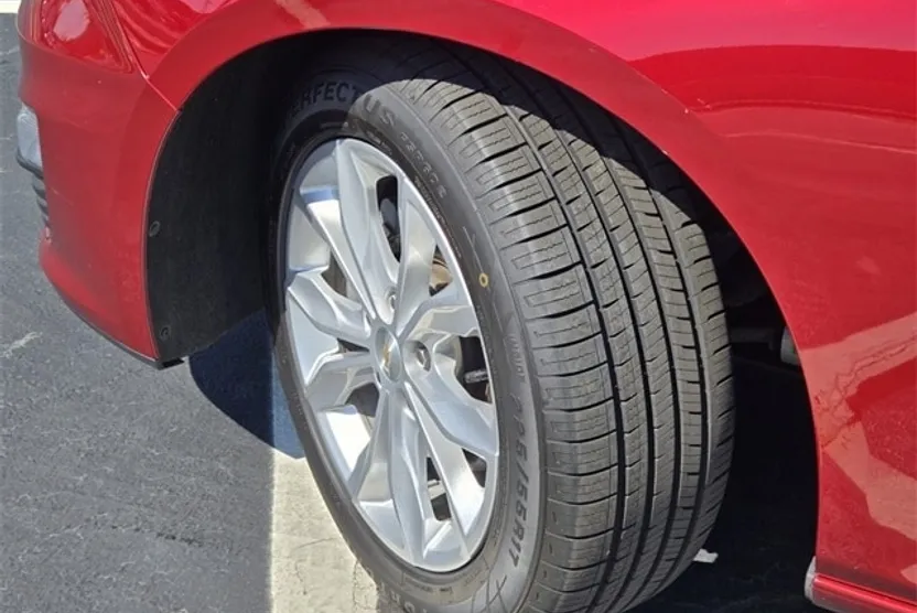 2024 Chevrolet Malibu 1LT photo 1