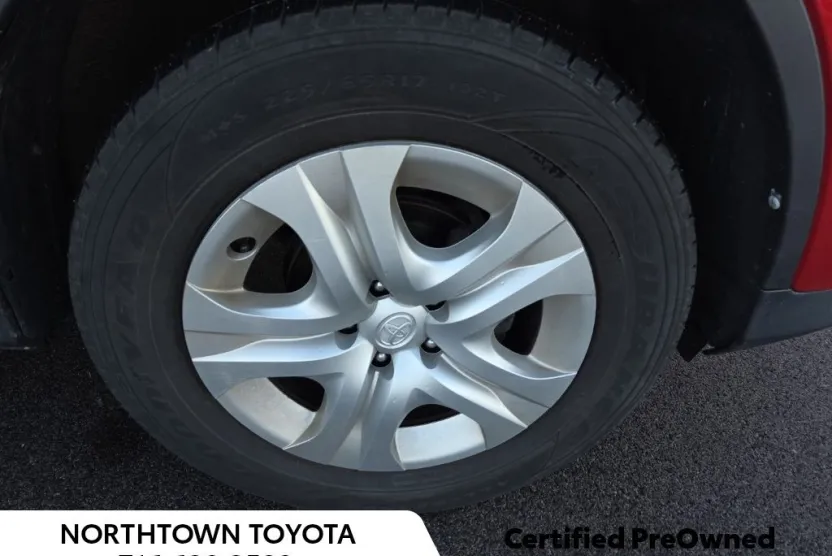 2015 Toyota RAV4 LE photo 1