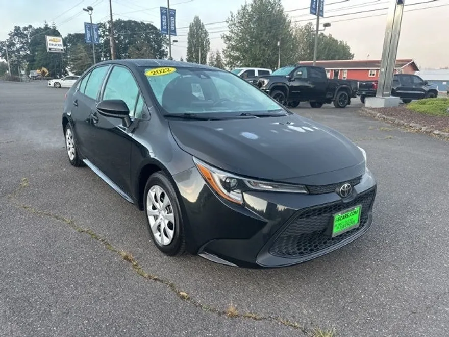 2022 Toyota Corolla LE photo 1