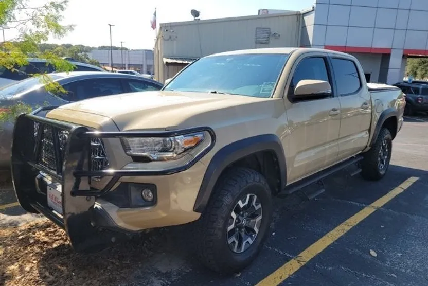2017 Toyota Tacoma SR5 photo 1