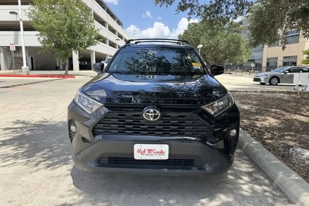 2021 Toyota RAV4 XLE photo 1