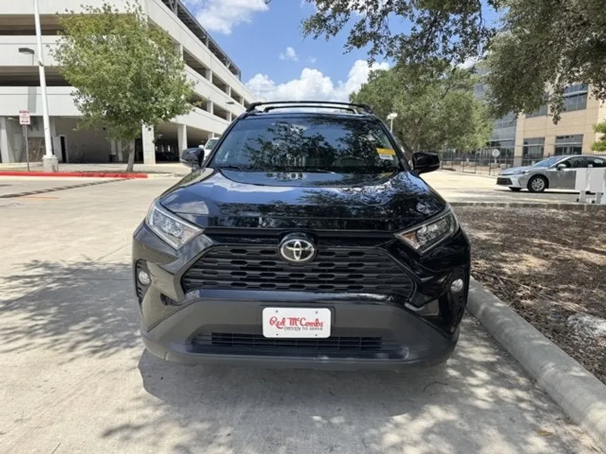 2021 Toyota RAV4 XLE photo 1