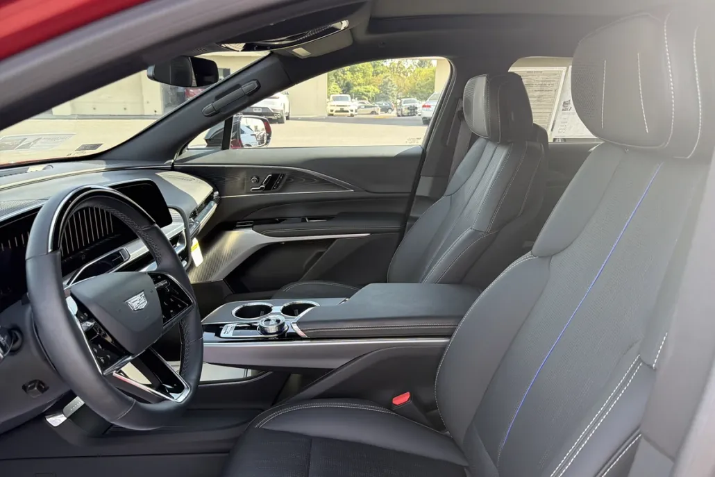 2024 Cadillac Lyriq Luxury photo 1
