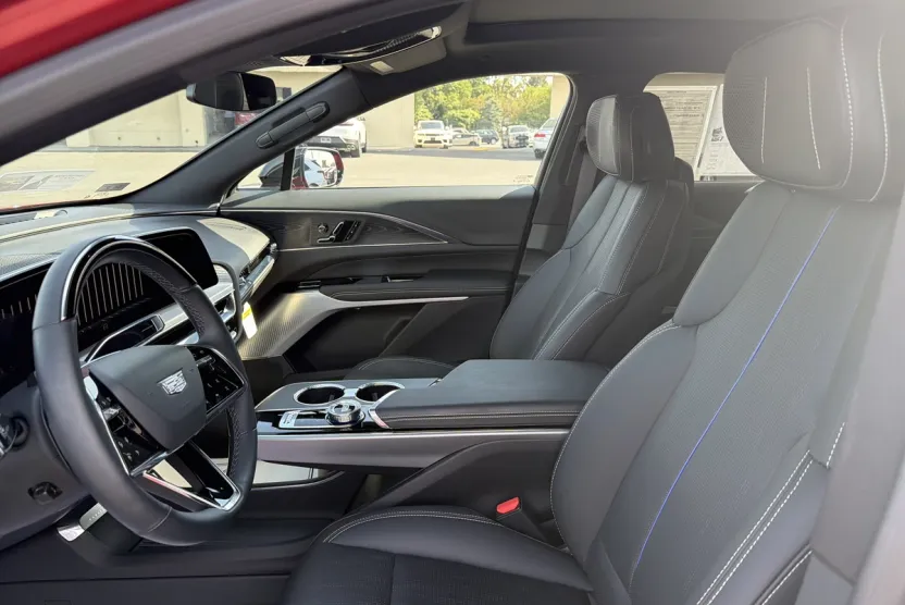 2024 Cadillac Lyriq Luxury photo 1