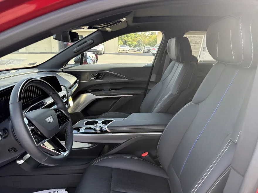 2024 Cadillac Lyriq Luxury photo 1