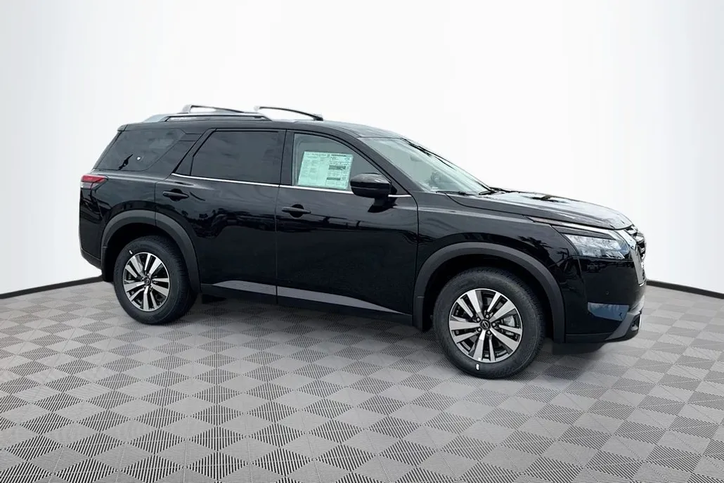 2025 Nissan Pathfinder SL photo 1