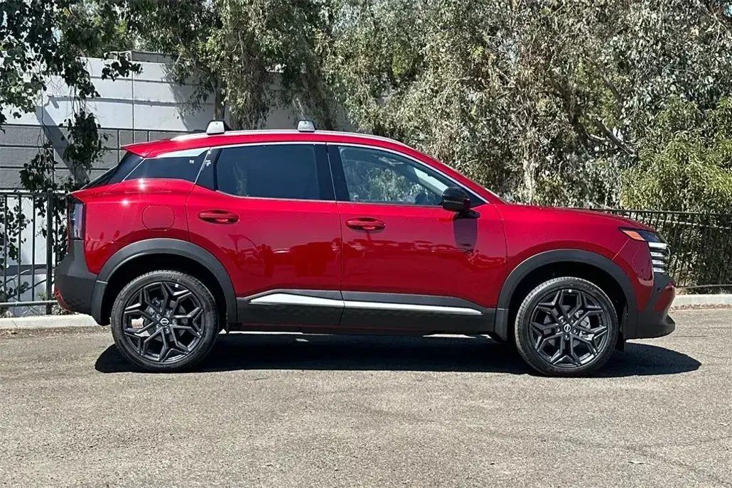 2026 Nissan Kicks SR photo 1