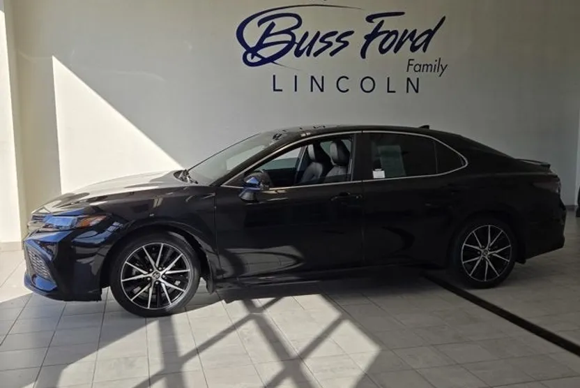 2021 Toyota Camry SE photo 1