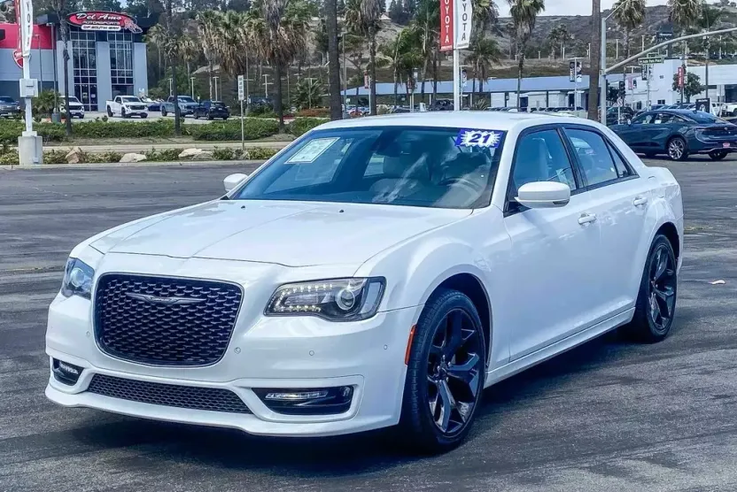 2021 Chrysler 300 Touring photo 1