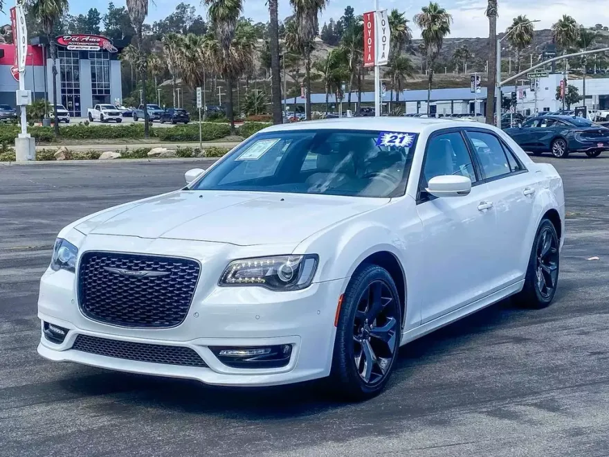 2021 Chrysler 300 Touring photo 1