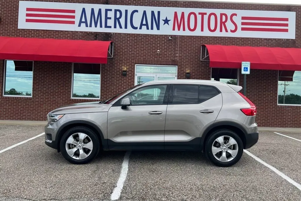 2022 Volvo XC40 Momentum photo 1