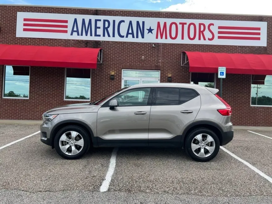 2022 Volvo XC40 Momentum photo 1