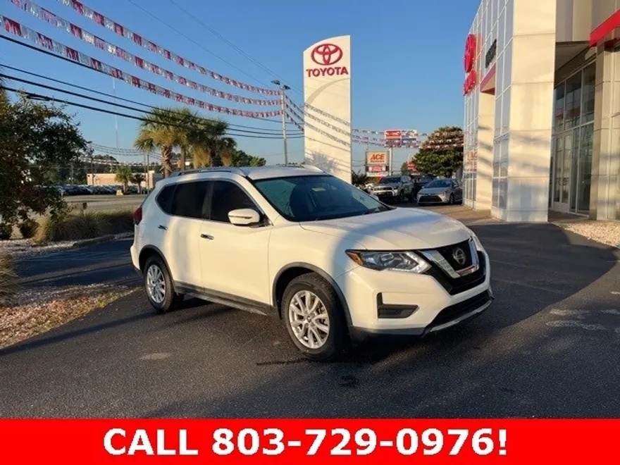 2018 Nissan Rogue SV photo 1