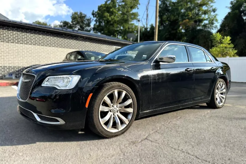 2018 Chrysler 300 Touring photo 1