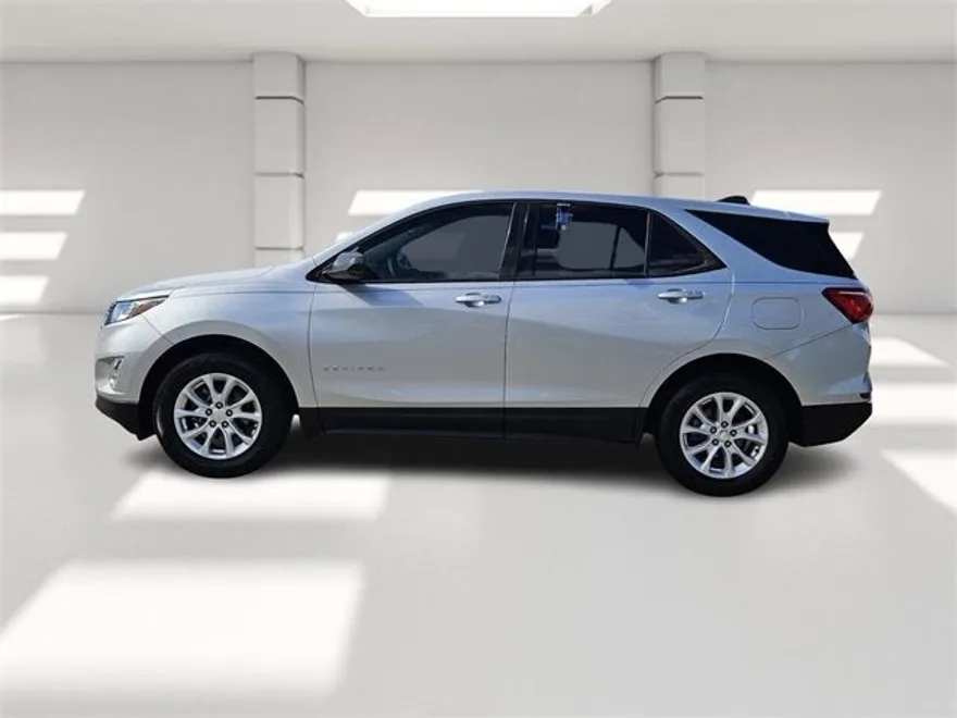 2018 Chevrolet Equinox LS photo 2