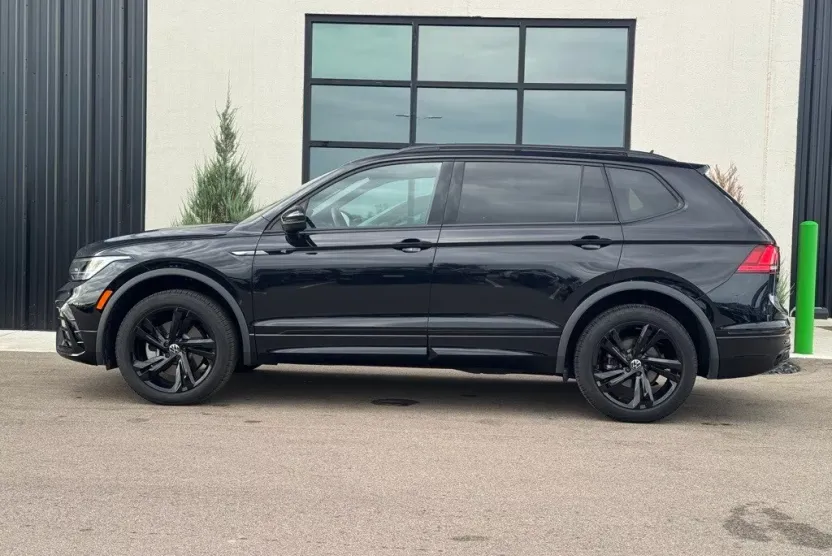 2024 Volkswagen Tiguan SE R-Line Black photo 1