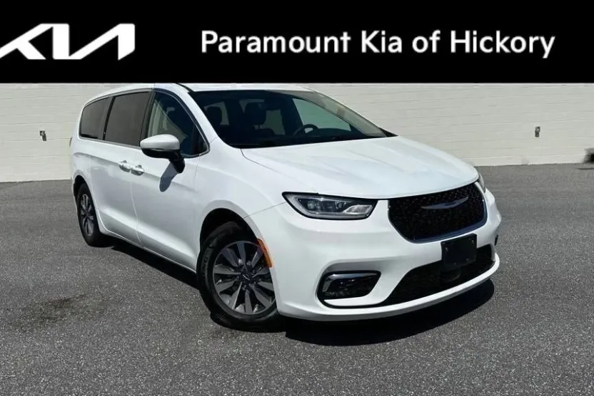 2023 Chrysler Pacifica Hybrid Touring L photo 1