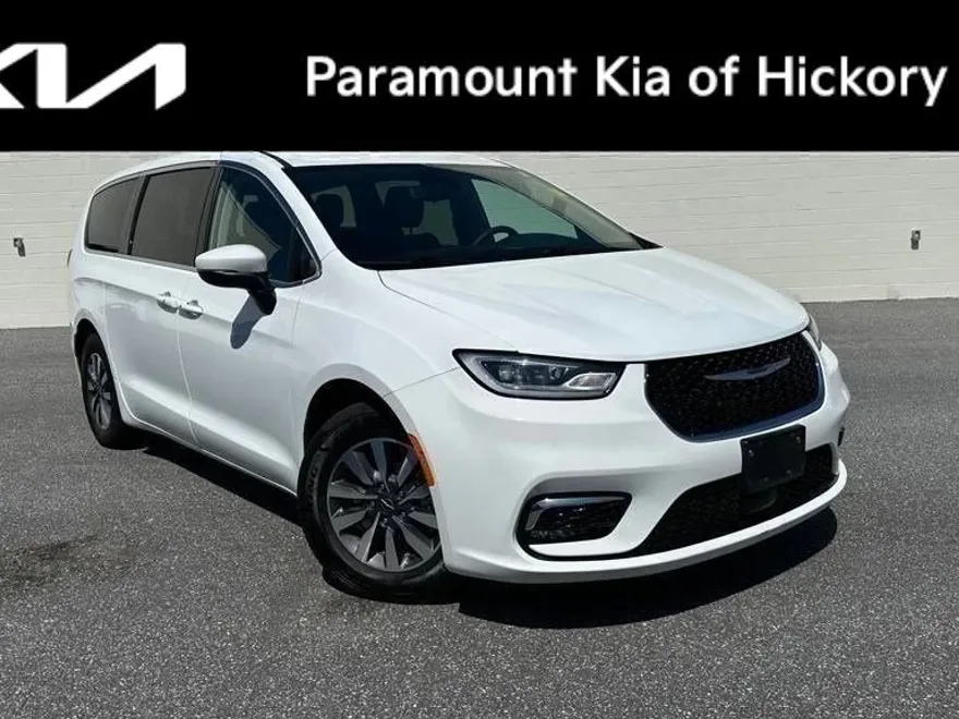 2023 Chrysler Pacifica Hybrid Touring L photo 1