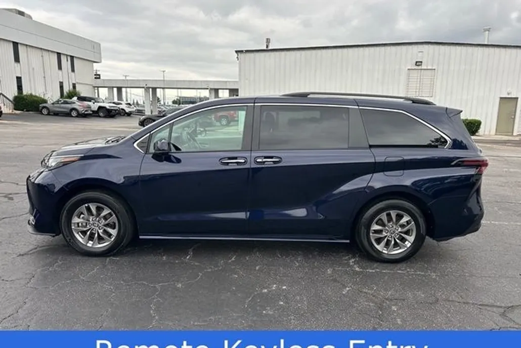 2023 Toyota Sienna XLE photo 1