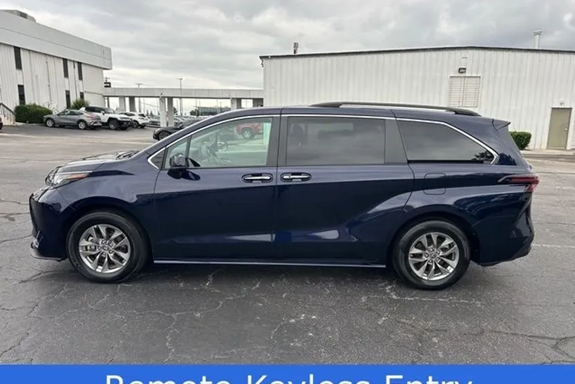 2023 Toyota Sienna XLE photo 1
