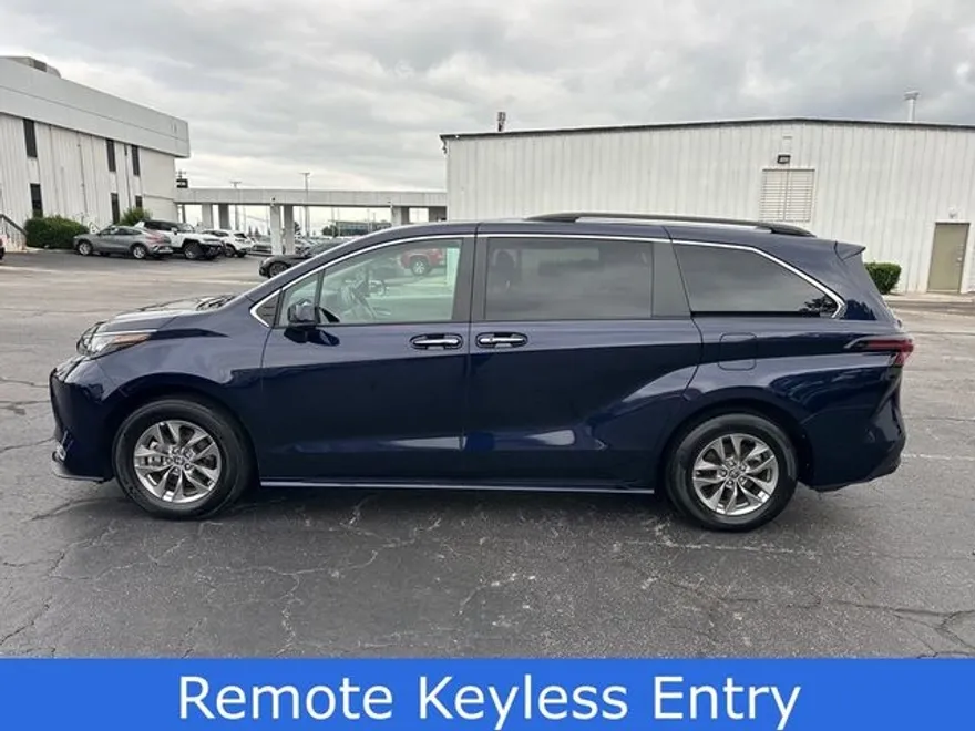 2023 Toyota Sienna XLE photo 1