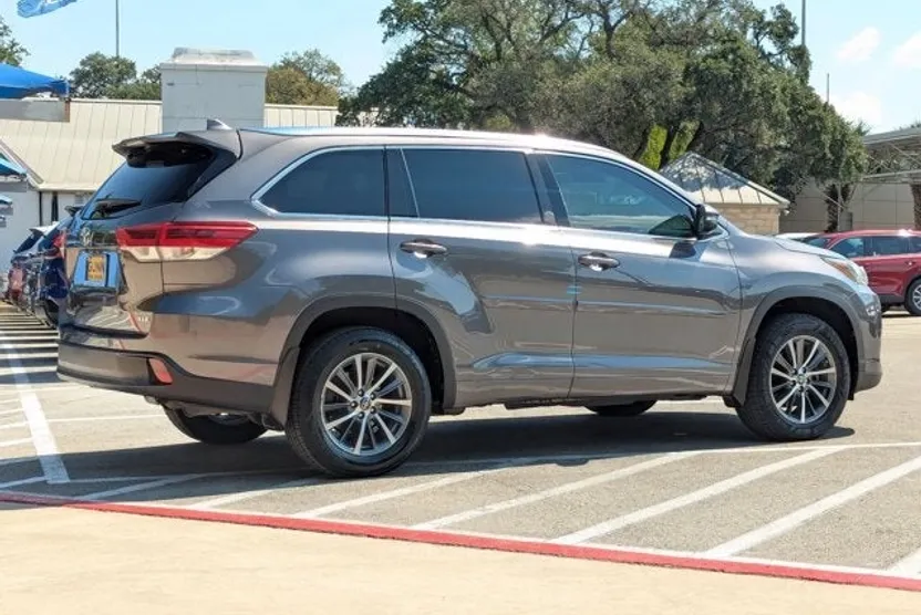 2017 Toyota Highlander XLE photo 1