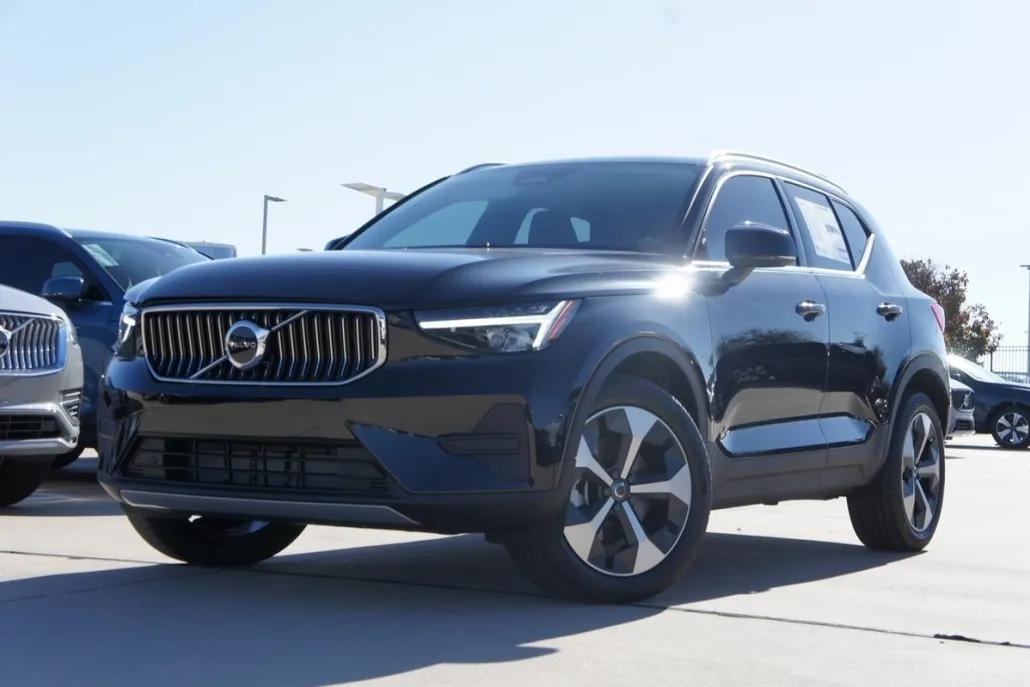 2025 Volvo XC40 Core photo 1