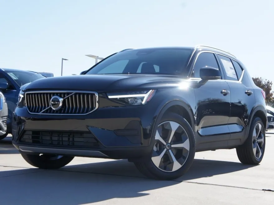 2025 Volvo XC40 Core photo 1