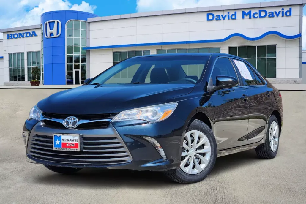 2017 Toyota Camry LE photo 1