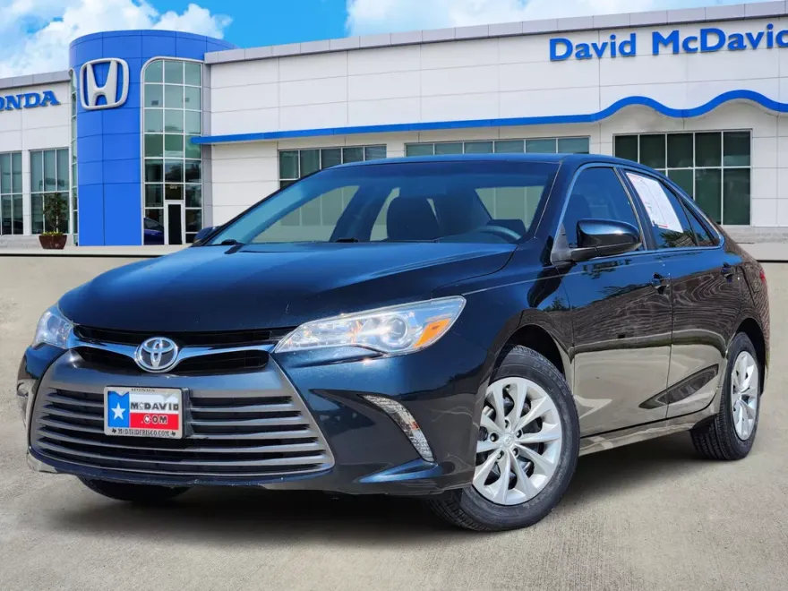 2017 Toyota Camry LE photo 1